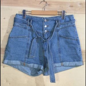 Forever 21 women’s high waisted jean short size 30